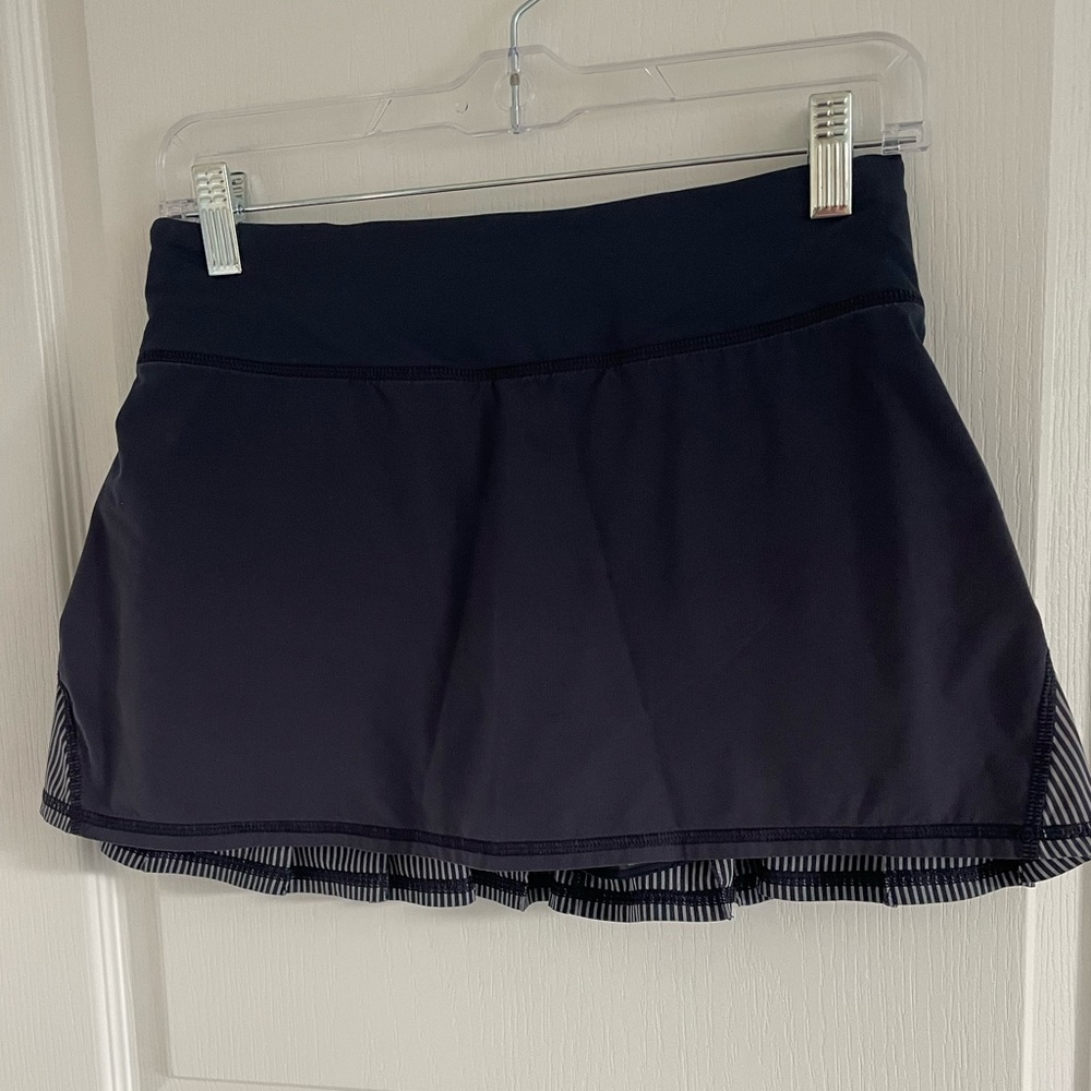 Lululemon Run Pace Setter skirt navy with grey pinstripe ruffle Sz 4